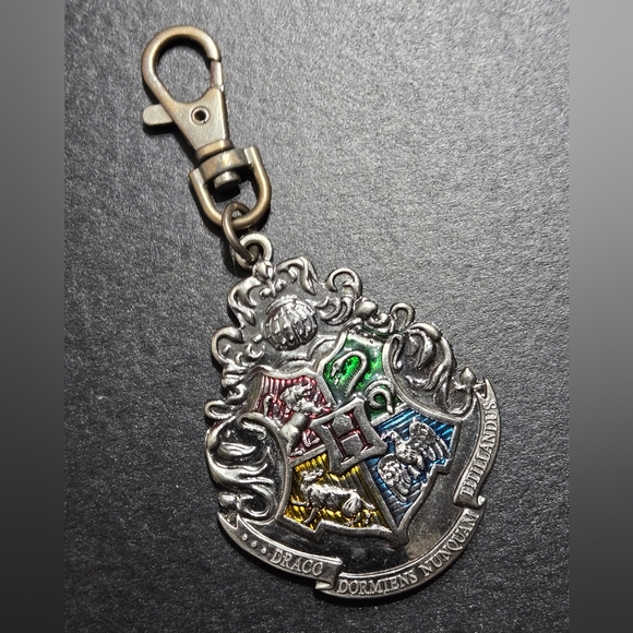 Harry Potter Hogwarts Crest Keychain Keyring Heavy Metal Embossed Great Cond - Picture 3 of 4